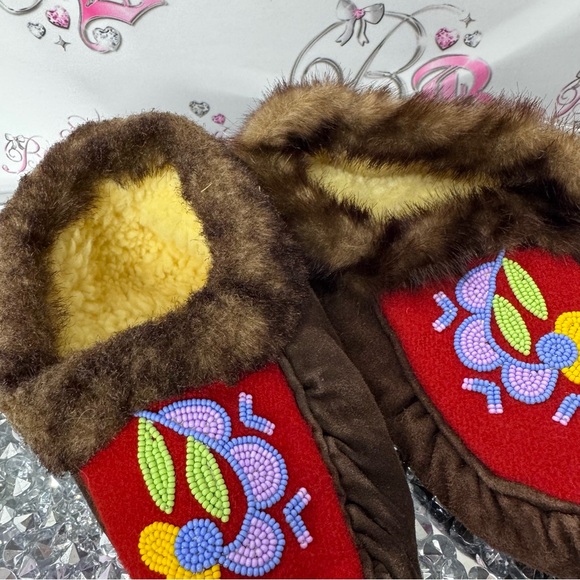 Moccasins handmade mukluks fur Sherpa suede leather beaded floral Inuit native - Picture 14 of 14